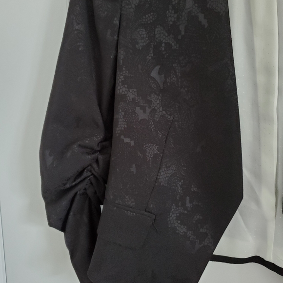 H&M Patterned Blazer with Ruched Sleeves. - Picture 3 of 7